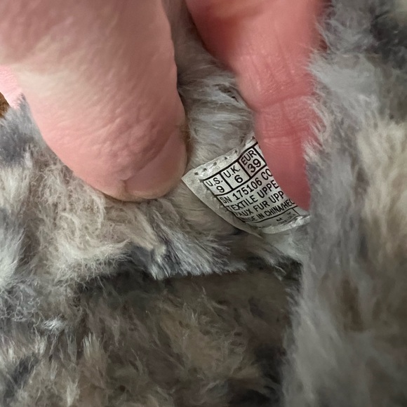 Skechers GoLounge Fluffy Leopard Slippers - Picture 5 of 5